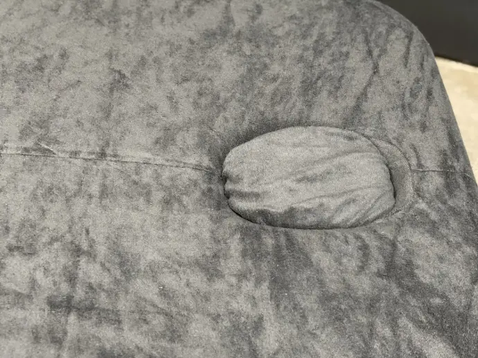 textiel beklede kussen met gezicht uitsparing