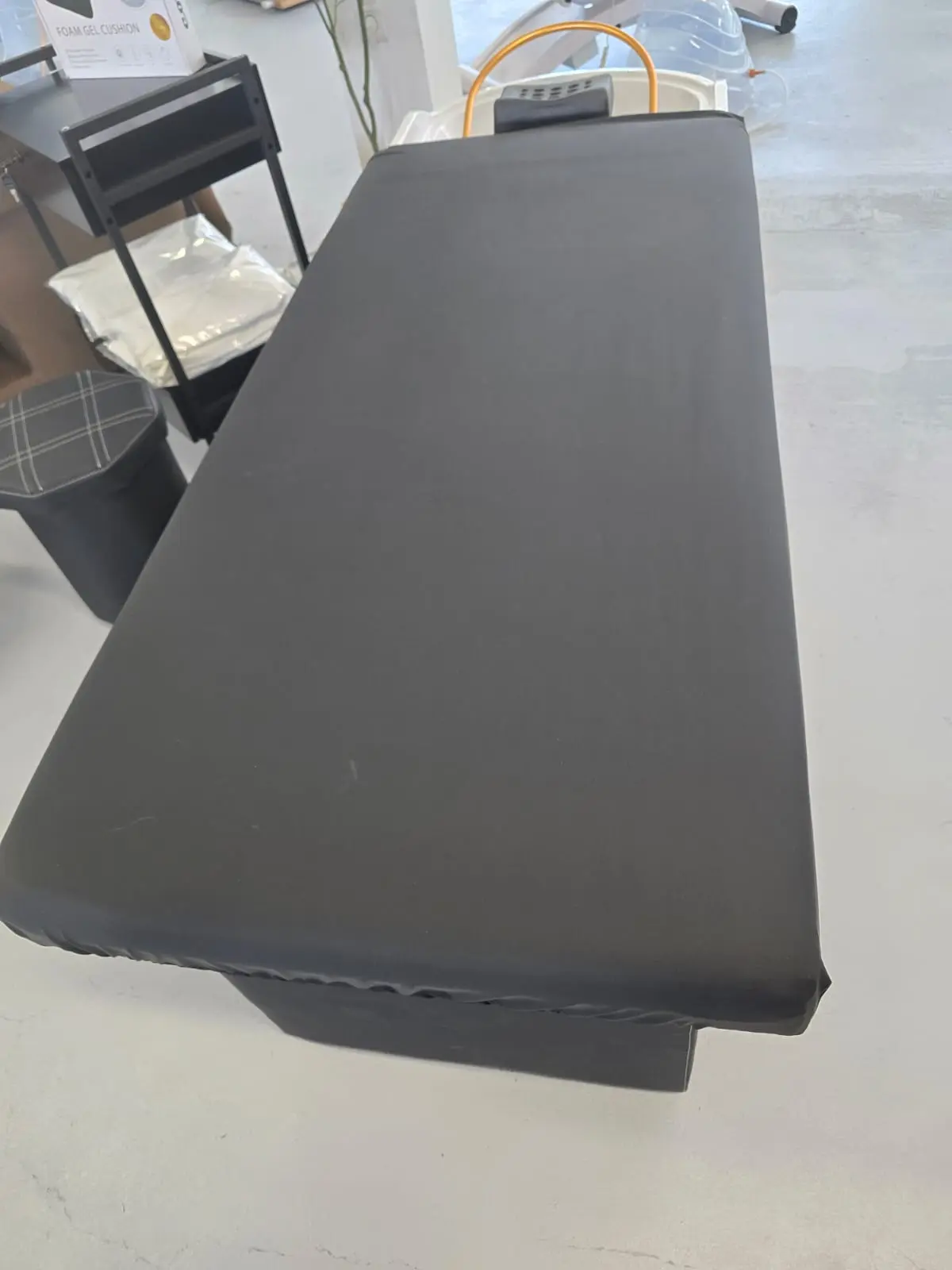 massage tafel bekleed met zwart textiel