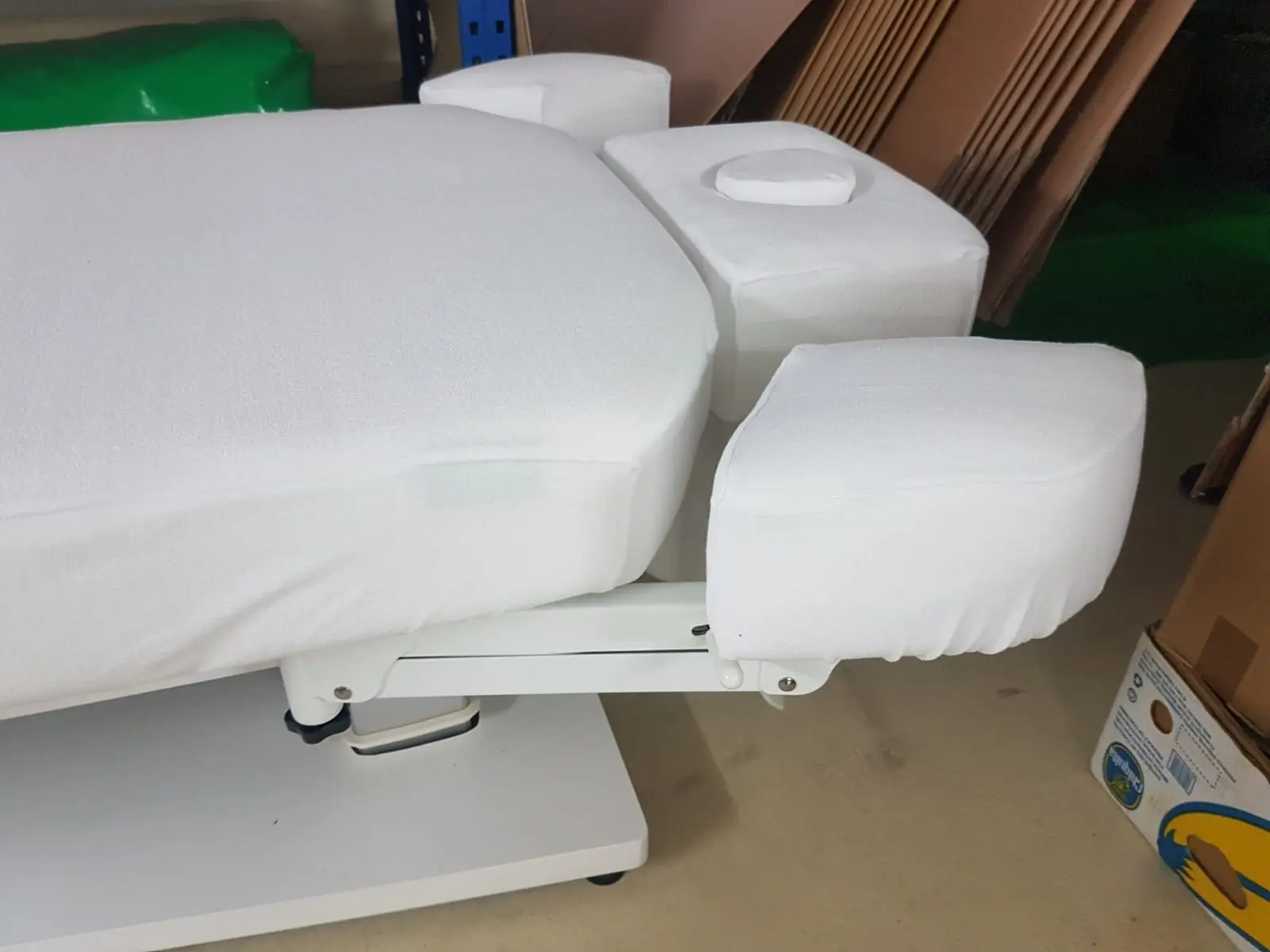 behandel tafel met armsteunen bekleed met wit textiel