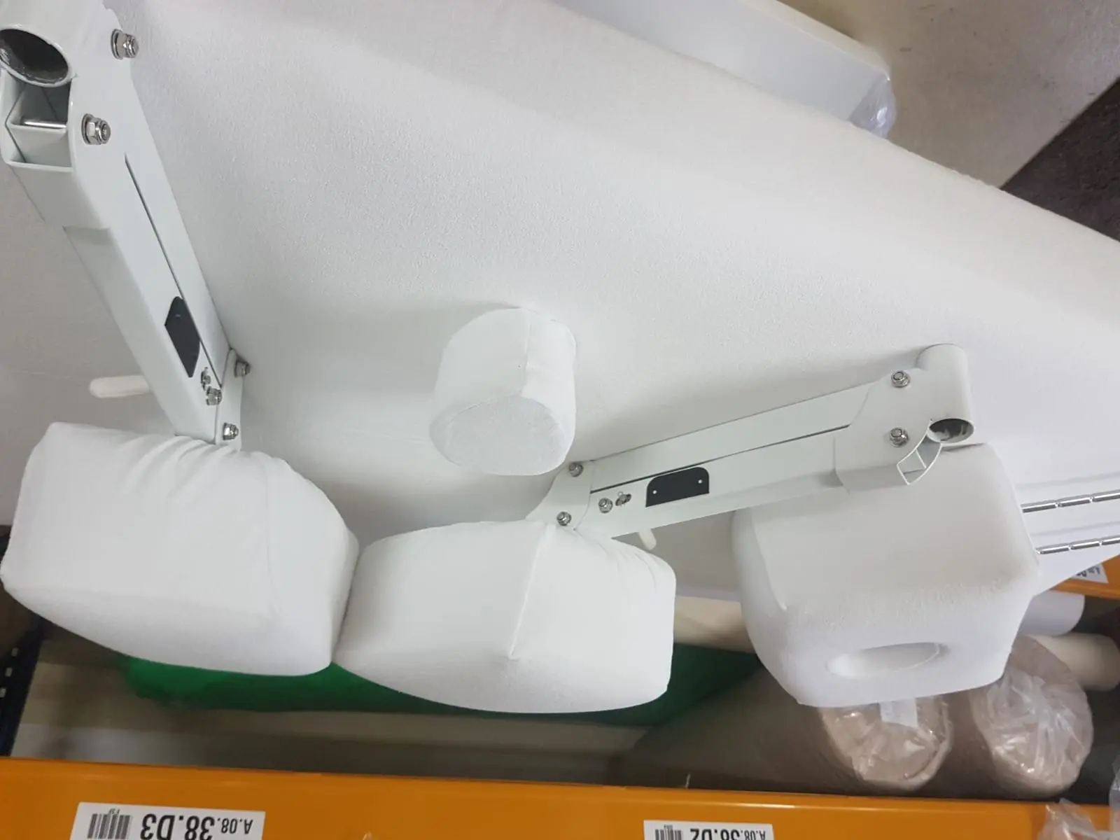 meerdere onderdelen bekleed met wit textiel