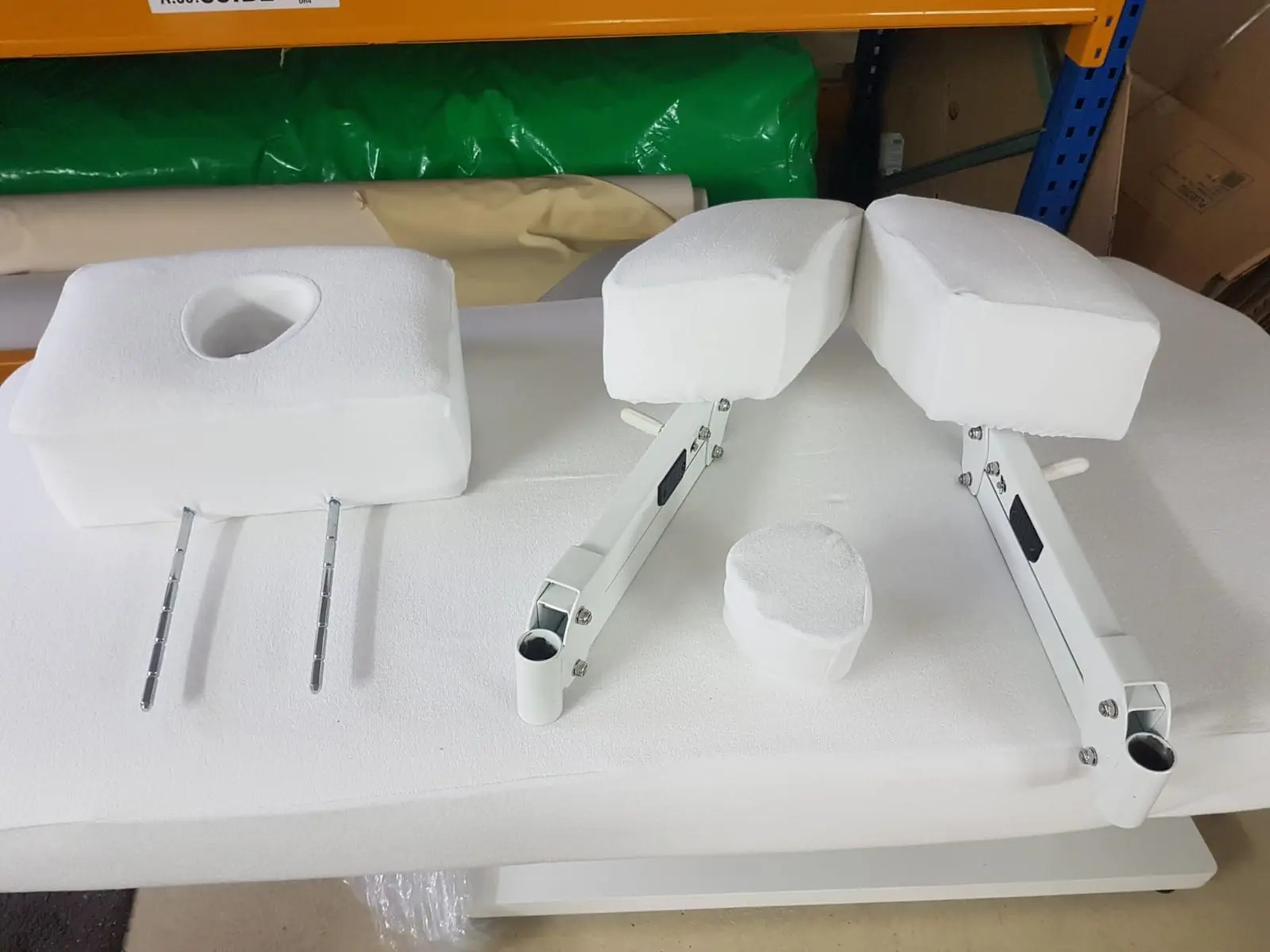 meerdere onderdelen bekleed met wit textiel