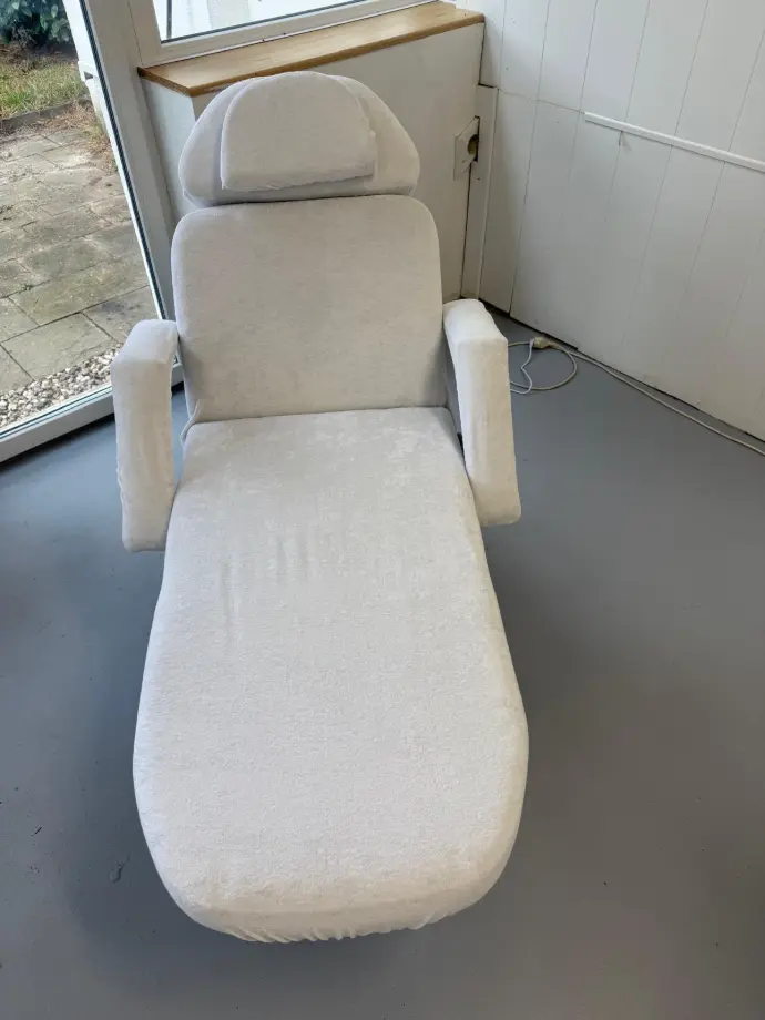 wit textiel bekleding op een behandelstoel
